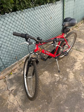 Bicicleta de montaña roja