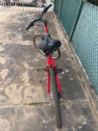 Bicicleta de montaña roja