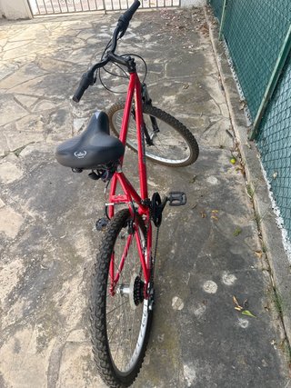 Bicicleta de montaña roja