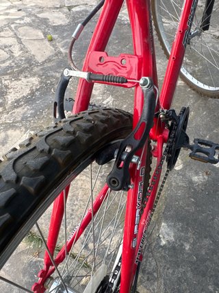 Bicicleta de montaña roja