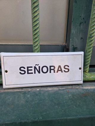 Placas esmaltadas Caballeros y Señoras