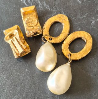 Pendientes clip Carole Saint Germes dorados perlas