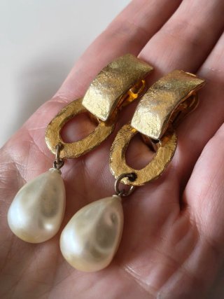 Pendientes clip Carole Saint Germes dorados perlas