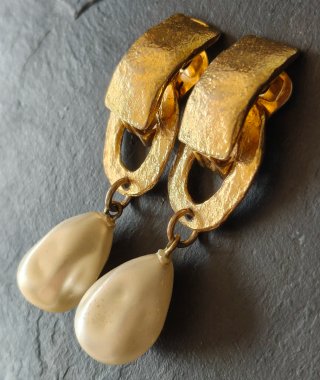 Pendientes clip Carole Saint Germes dorados perlas