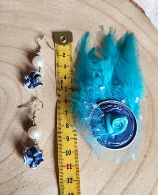 Tocado y pendientes celestes.