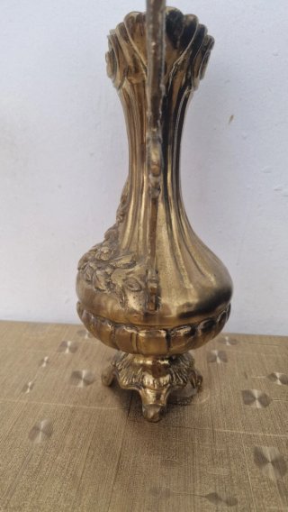 Jarra de bronce antigua decorada