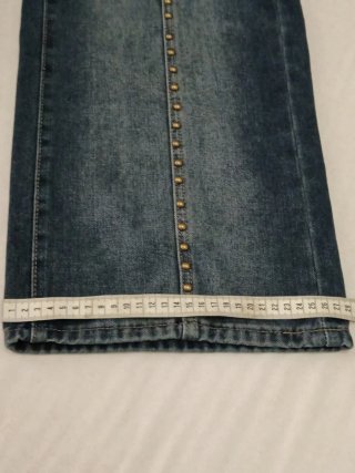 Pantalón vaquero con tachuelas