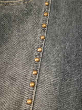 Pantalón vaquero con tachuelas