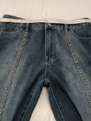 Pantalón vaquero con tachuelas