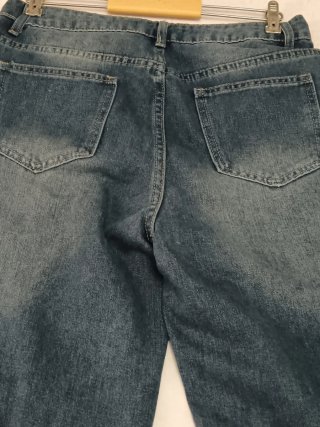 Pantalón vaquero con tachuelas