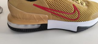 Zapatillas Nike Air Doradas y Rojas