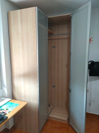 Armario rinconero madera, puertas opacas, 4 barras