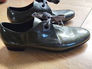 Zapatos planos verdes con cordones