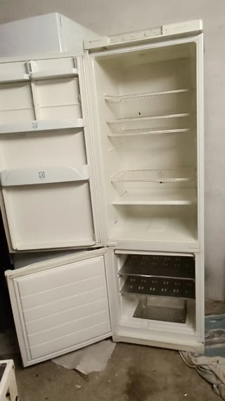 Nevera blanca con congelador funciona perfectament