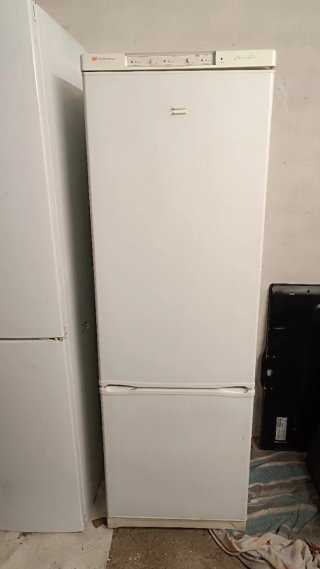 Nevera blanca con congelador funciona perfectament