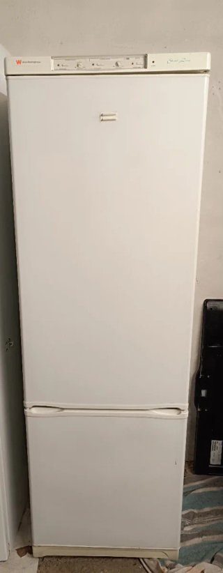 Nevera blanca con congelador funciona perfectament