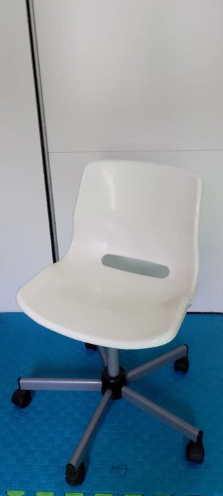 Silla de escritorio blanca y gris