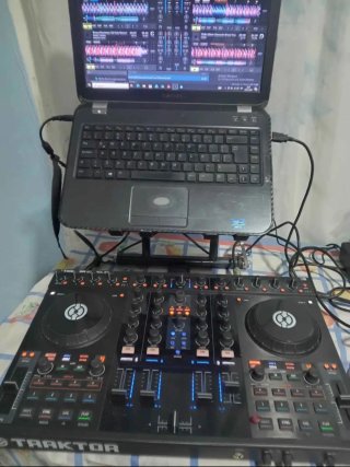 Controlador DJ Traktor Kontrol S4 MK1