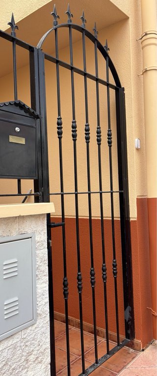 Puerta reja y valla metálica
