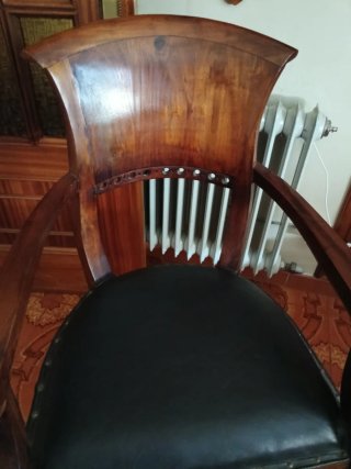 Sillón de piel y madera.