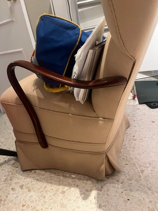 Sillón orejero tela y madera