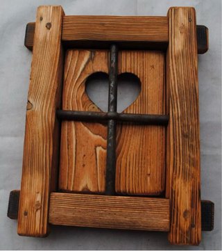 Finestra in legno con cuore