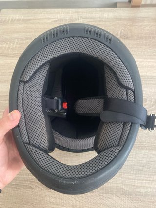Casco de moto gris con visera