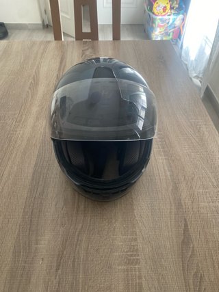 Casco de moto gris con visera