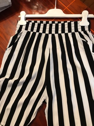 Pantalones de rayas blancos y negros