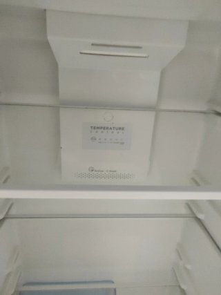 Frigorífico Midea. Fondo 60 / Ancho 54 / Alto 166.