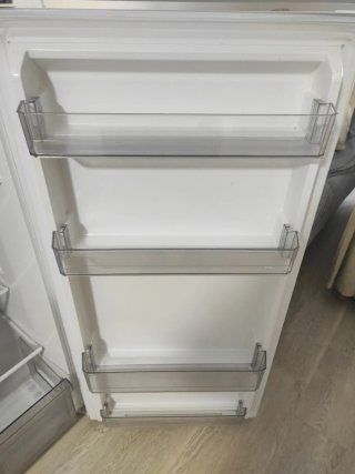 Frigorífico Midea. Fondo 60 / Ancho 54 / Alto 166.