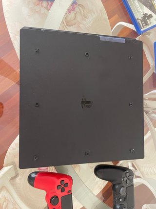 PS4 Pro Negra + 2 Mandos + 5 Juegos