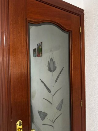 Puerta de interior de madera con cristal decorado
