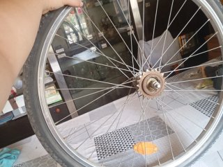 Rueda de bicicleta con piñón