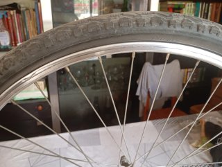 Rueda de bicicleta con piñón