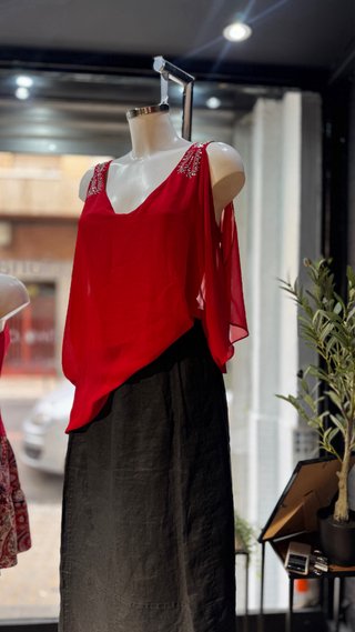 Top Rojo Pedrería + Falda Negra T.42