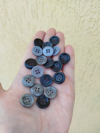 Più di 400 bottoni grigi