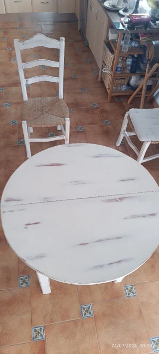 Mesa de comedor y 2 Sillas de madera y nea