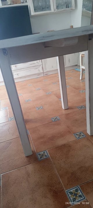 Mesa de comedor y 2 Sillas de madera y nea