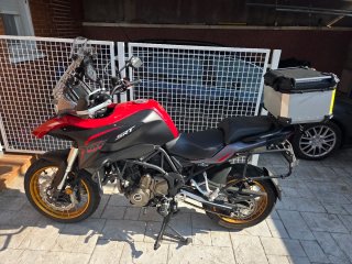 QJ Motor SRT 700X + Top Case + Maletas