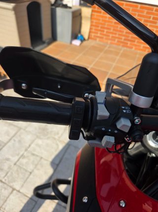 QJ Motor SRT 700X + Top Case + Maletas