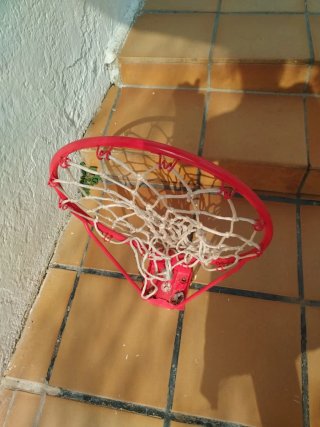 Canasta de baloncesto con aro rojo