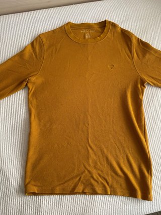 Camiseta American Eagle manga larga mostaza