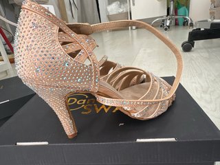 Zapatos de baile dorados y rosas con pedrería