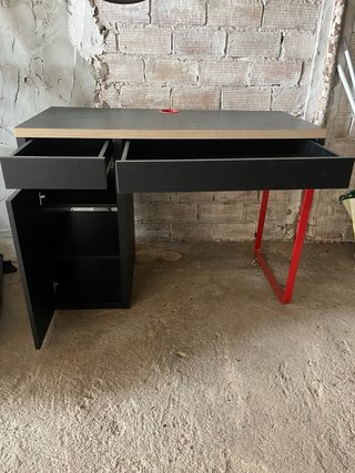 Escritorio negro Ikea con patas rojas