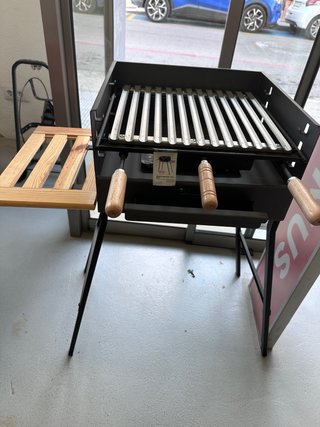 Barbacoa de metal y madera