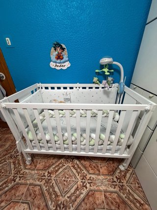 Cuna colecho con protector de cuna y colchón.