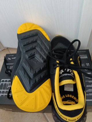 Scarpe Puma nere e gialle