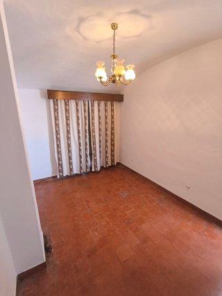 Casa de pueblo con dependencias y gran parcela