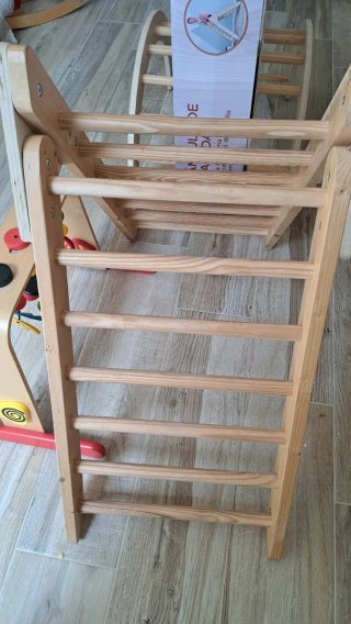 Juego de escalada de madera para juego infantil.